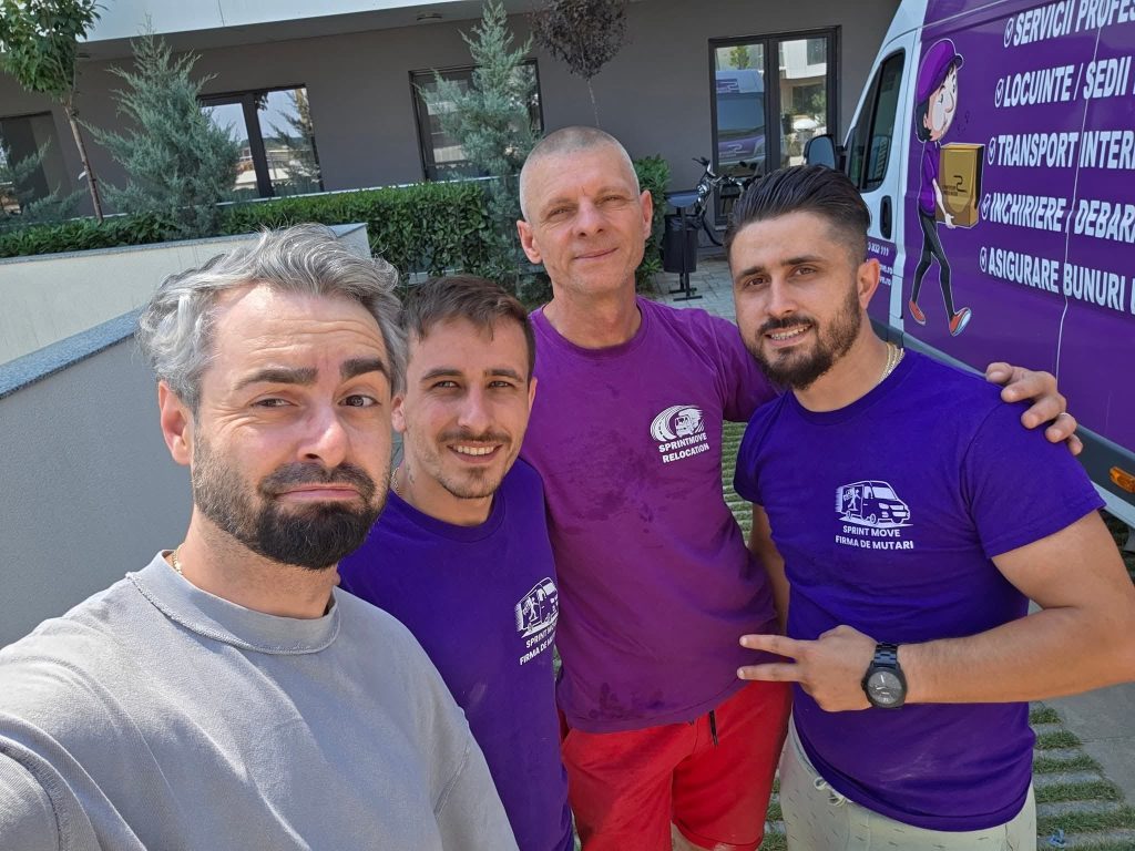 echipa SprintMove Relocation langa autoutilitare pentru mutari mobilă.