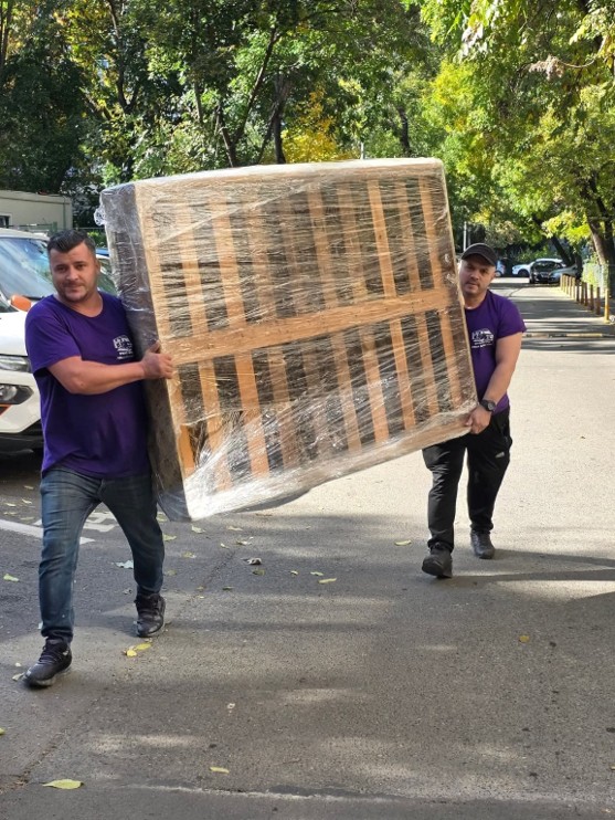 manipulare canapea si mobilier voluminos de catre echipa SprintMove.